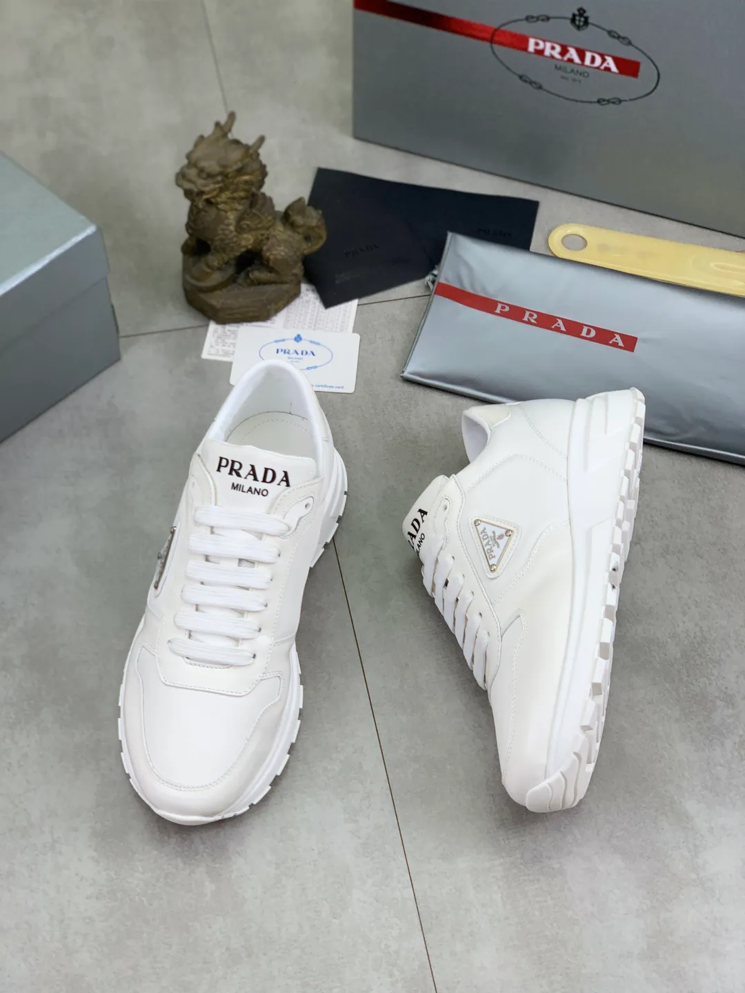 Men's shoes 💰P540 new (higher version) new PRADA (Prada) classic models are on the market at the same time, new men's shoes, 😘fabrics are selected from original imported calfskin. First layer of imported cowhide lining. The original version is awesome! 👍🏿Original open-molded non-slip PU outsole, with exquisite lines, simple and elegant, super comfortable and classy on foot, suitable for leisure travel. Code number: 38-45 (46 customized) 2️⃣ colors available